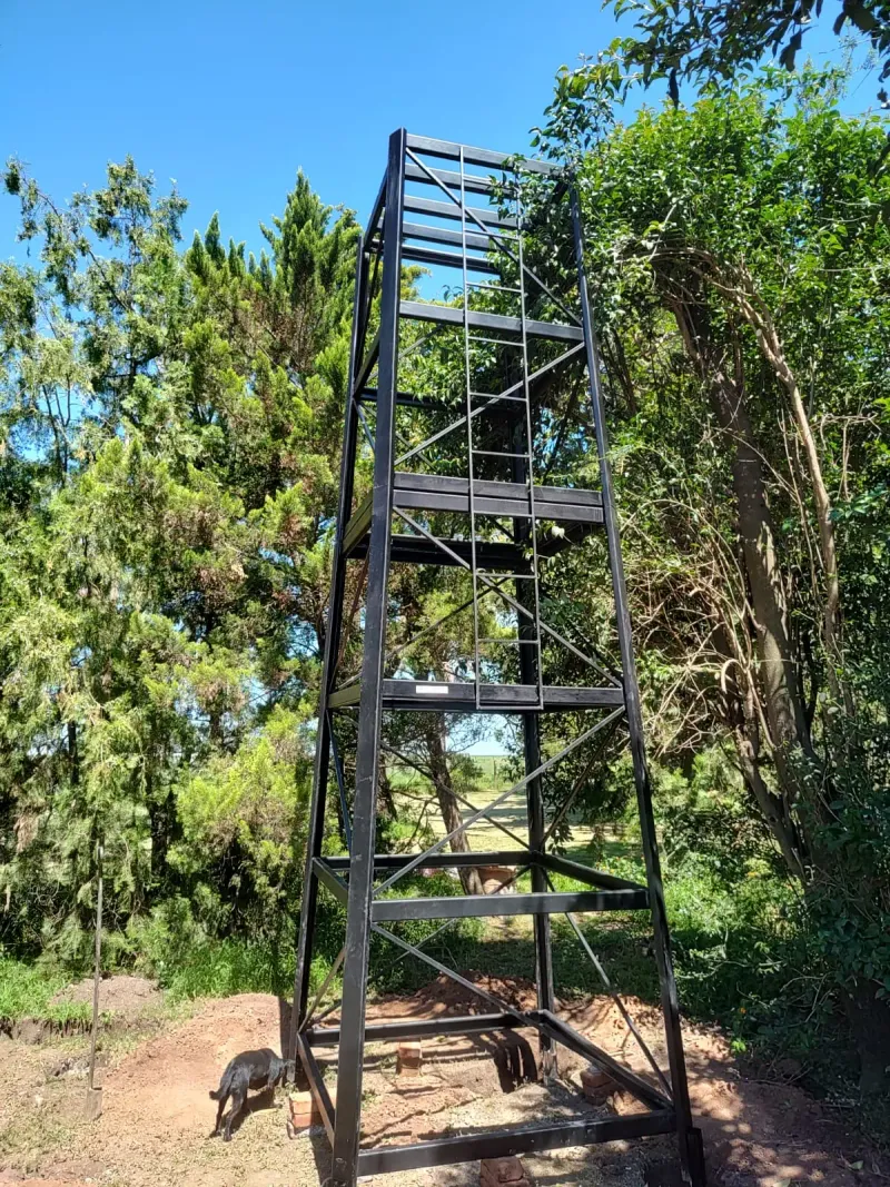 Torres para Tanques - Construcción firme y confiable para instalaciones de agua.